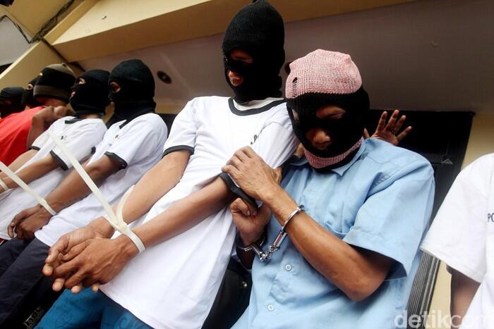 Karyawati Dijambret hingga Terjatuh Saat Naik Motor di Juanda Depok
