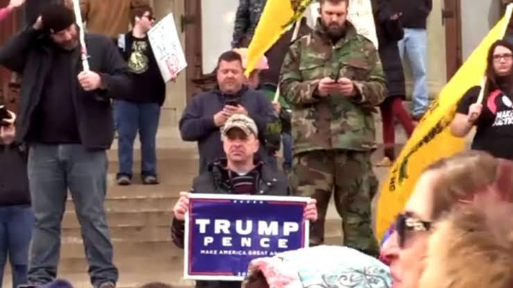 Amerika Protest &quot;Stay At Home&quot; Kami Butuh Kerja Sambil Bawa Senjata Api