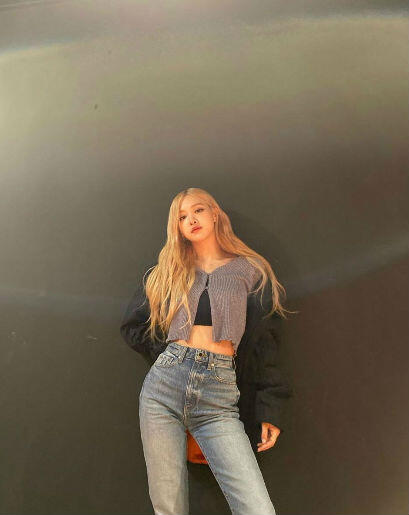 Simpel Tapi Stylish, Ini 5 Gaya Rose BLACKPINK Pakai Crop Top