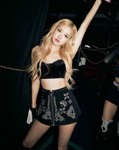 Simpel Tapi Stylish, Ini 5 Gaya Rose BLACKPINK Pakai Crop Top