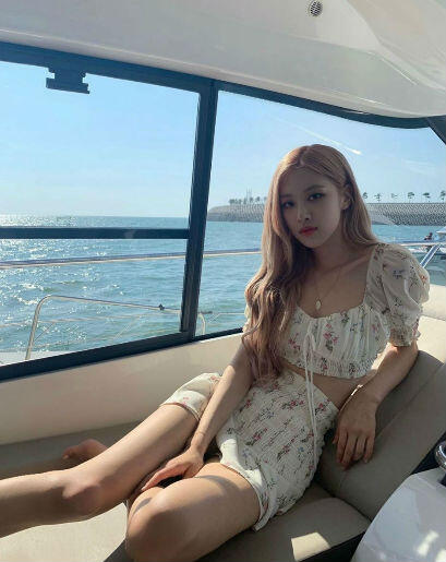 Simpel Tapi Stylish, Ini 5 Gaya Rose BLACKPINK Pakai Crop Top