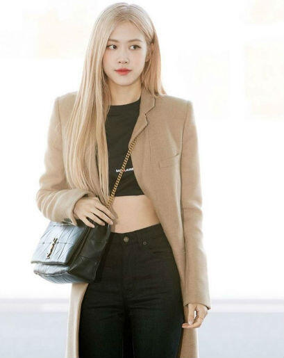 Simpel Tapi Stylish, Ini 5 Gaya Rose BLACKPINK Pakai Crop Top