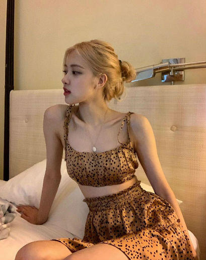 Simpel Tapi Stylish, Ini 5 Gaya Rose BLACKPINK Pakai Crop Top