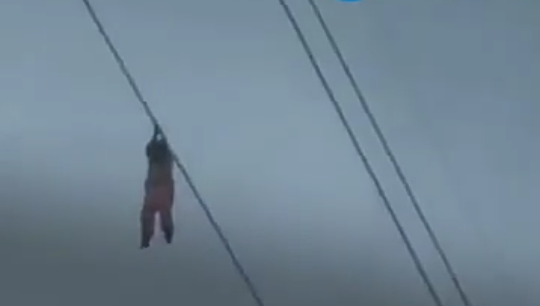 Viral, Bocah Perempuan Nyangkut di Kabel SUTET Setinggi 15 meter! Kok Bisa?