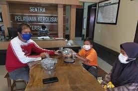 Waw Hebatnya!! Anak kecil membeli APD dari uang tabungan koinnya untuk tenaga medis