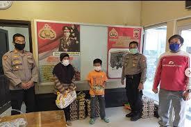 Waw Hebatnya!! Anak kecil membeli APD dari uang tabungan koinnya untuk tenaga medis
