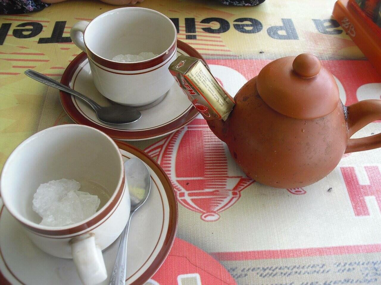 Tegal: Tahu Aci dan Teh Poci