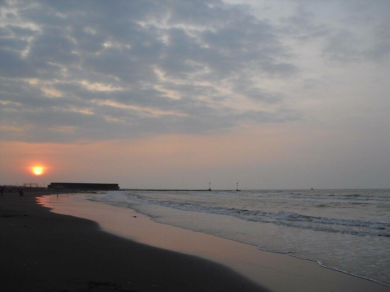 Tegal: Tahu Aci dan Teh Poci