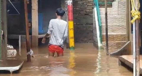 Kali Ciliwung Meluap, Rumah Warga di Kebon Pala Terendam Banjir