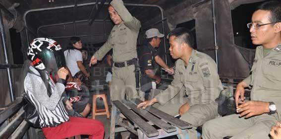 Pelajar SMK Jadi Waria dan Terjaring Satpol PP Saat Mangkal, Orang Tua Syock