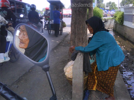 Pantang Berpangku Tangan ke Bawah, Senyuman Nenek Penjual Kerupuk