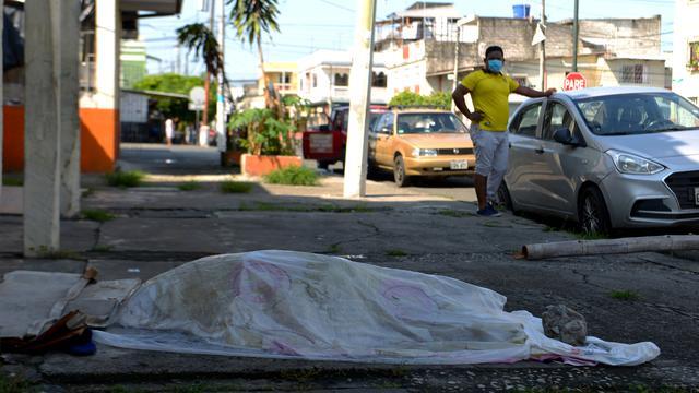 Ekuador Gempar Gegara Virus Corona, Mayat Tergeletak di Tepi Jalan