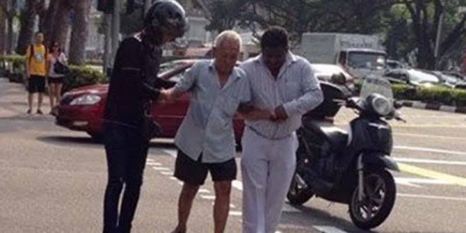 Menolong Nyebrangin Orang Lanjut Usia