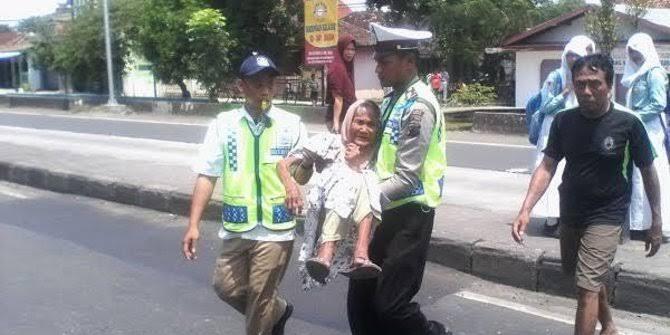 Menolong Nyebrangin Orang Lanjut Usia