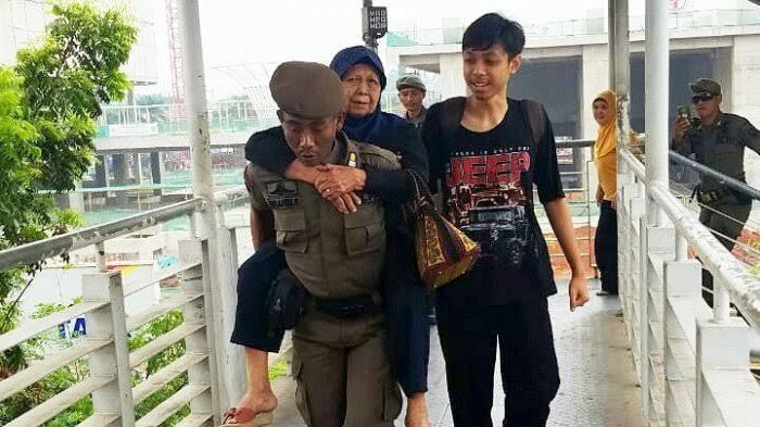 Menolong Nyebrangin Orang Lanjut Usia