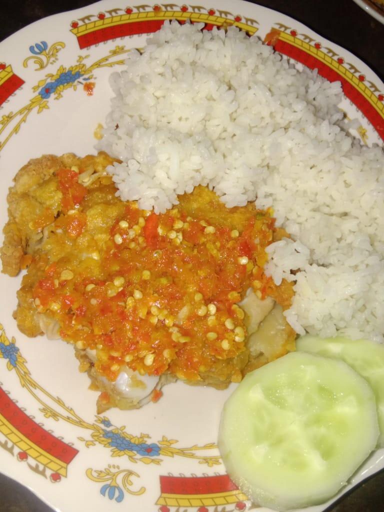 Makan Siang? Kuy Kita Intip Ayam Geprek Sambel Pedas Bikin Dower