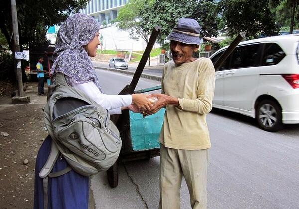 Berbagi Sedikit Makanan Buatan Sendiri Untuk Mereka Yang Membutuhkan Dijalan