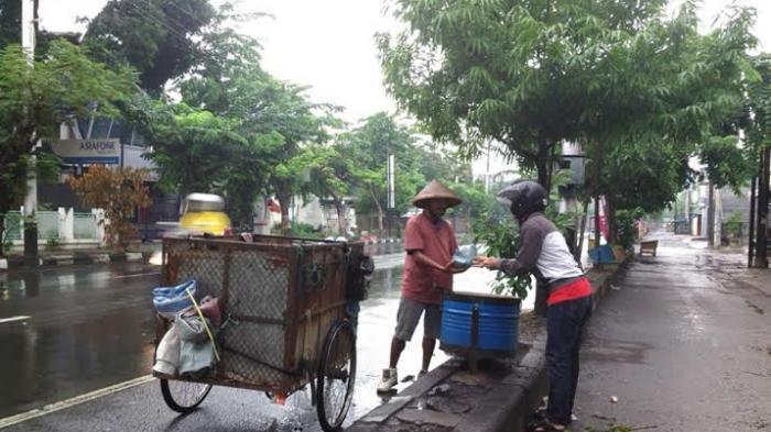 Berbagi Sedikit Makanan Buatan Sendiri Untuk Mereka Yang Membutuhkan Dijalan