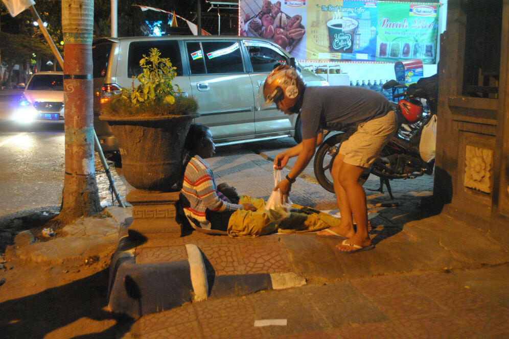 Berbagi Sedikit Makanan Buatan Sendiri Untuk Mereka Yang Membutuhkan Dijalan