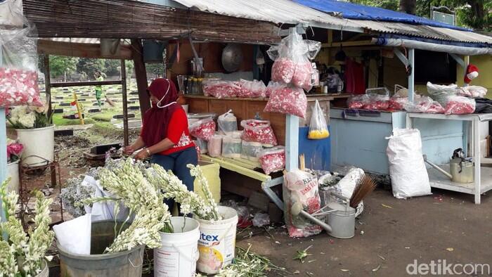 Kisah Megawati, Penjual Bunga Ziarah Bertahan di Tengah Pandemi Corona