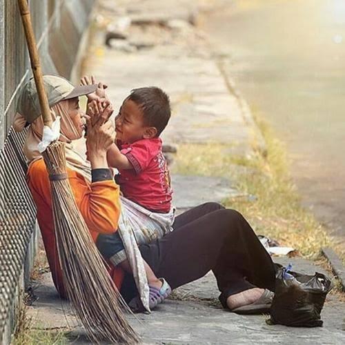 Memberi Bantuan Sembako Pada Penyapu Jalanan