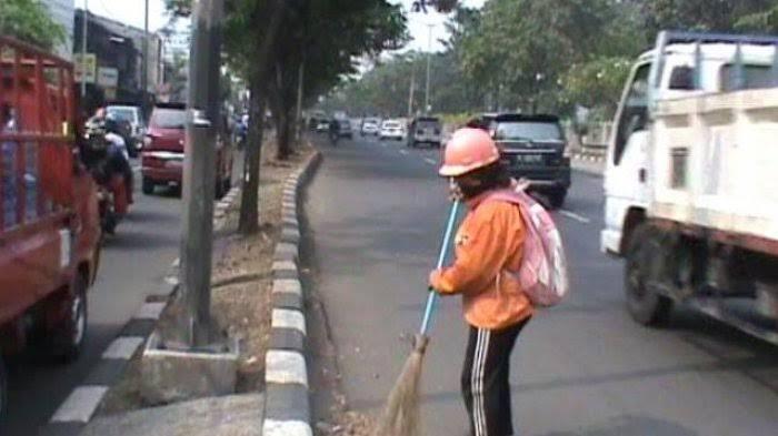 Memberi Bantuan Sembako Pada Penyapu Jalanan