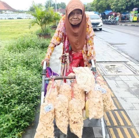 Si Nenek Penjual Kerupuk
