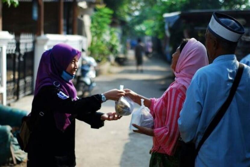 Sebuah Kebaikan Kecil Berbagi Minuman Manis Dan Hangat Untuk Para Tetangga