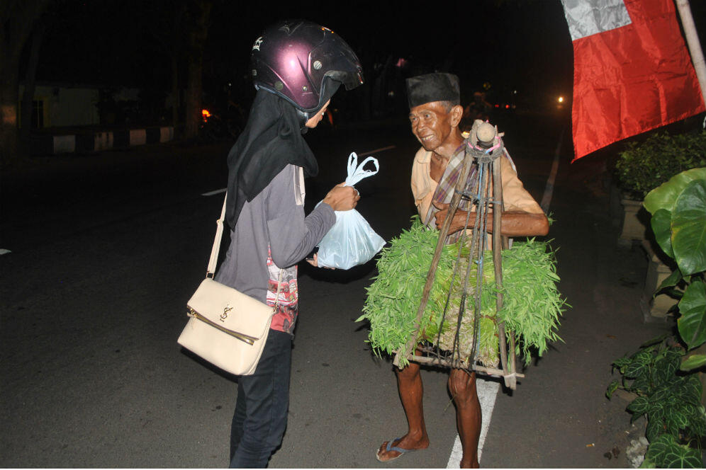 Sebuah Kebaikan Kecil Berbagi Minuman Manis Dan Hangat Untuk Para Tetangga