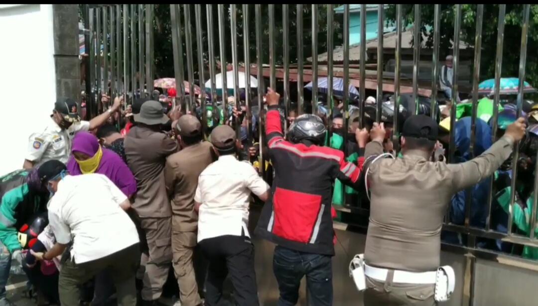 Ribuan Warga Berebut Sembako di Rumah Gubernur Kaltim, Gak Takut Corona?