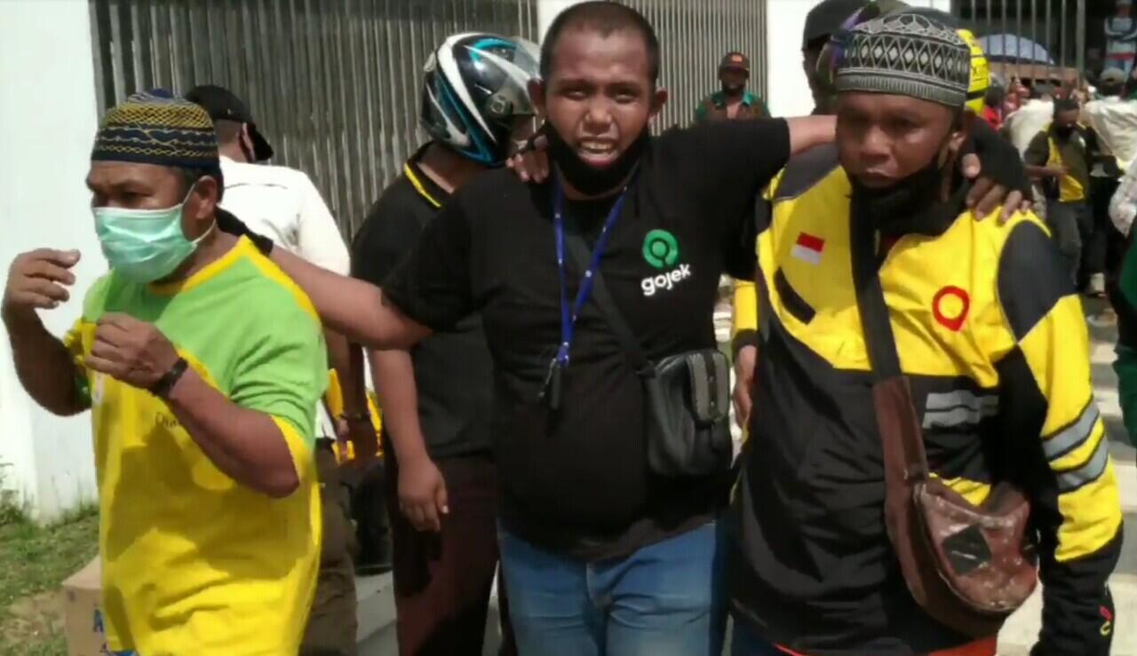 Ribuan Warga Berebut Sembako di Rumah Gubernur Kaltim, Gak Takut Corona?