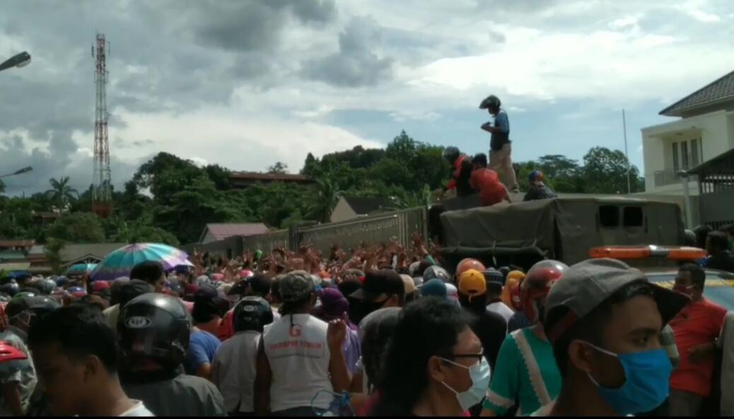 Ribuan Warga Berebut Sembako di Rumah Gubernur Kaltim, Gak Takut Corona?