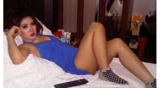 Syahrini Sumbang 5.000 APD untuk Tenaga Medis