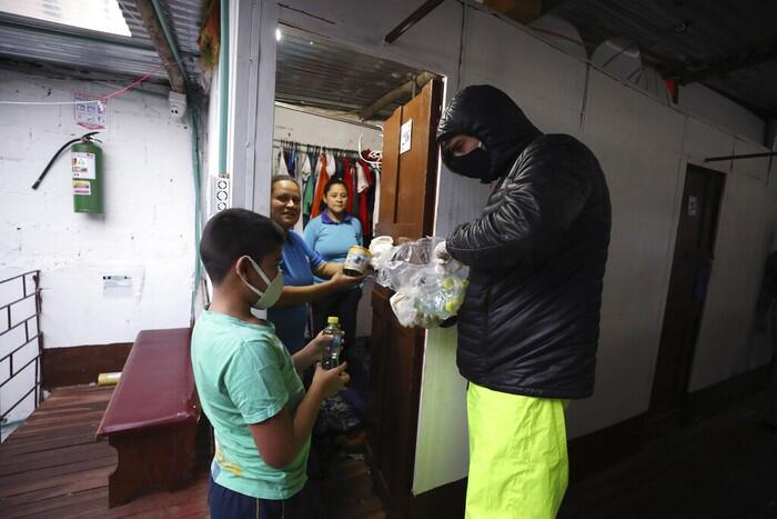 Kebaikan Kecil Membagikan Gula Merah Untuk Warga Komplek Yang Berdampak Besar