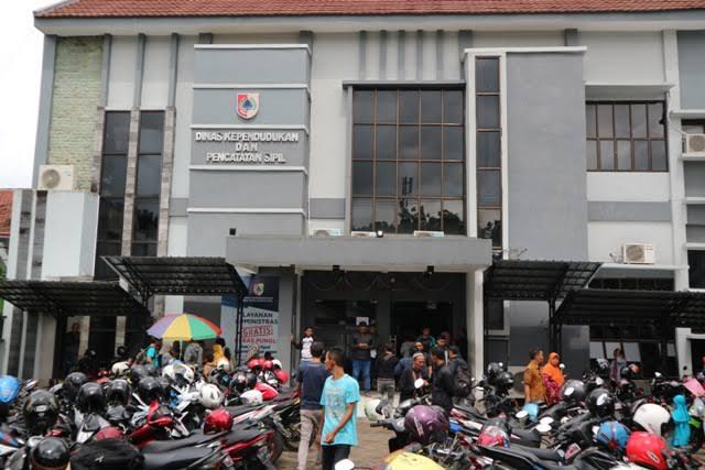Sedikit Membantu Mengurus Berkas-berkas Orang Desa Karena Jarak Yang Jauh