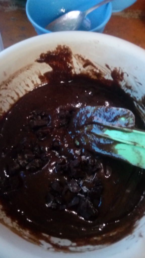 Pengen Bikin Kue Gak Punya Mixer? Cobain Resep Brownies Simpel Ini