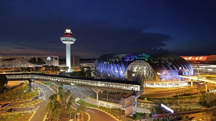 Indahnya Suasana Bandara Changi Airport Saat Malam Hari!!!