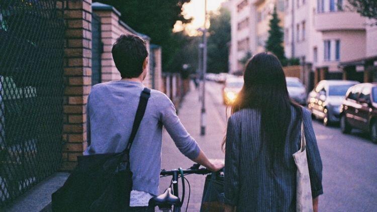 Cinta Tak Pernah Salah, Tapi Ia Membuat Hati Ini Patah