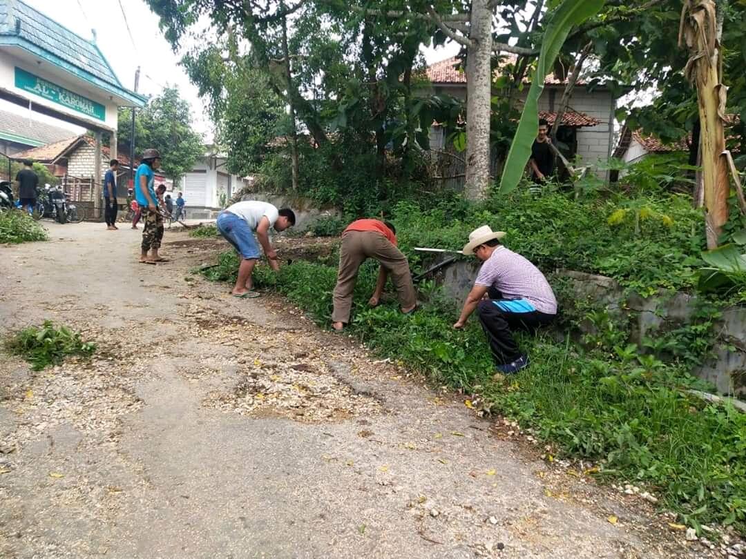 Bersih-bersih Saluran Air, Oleh Pemuda Demi Warga
