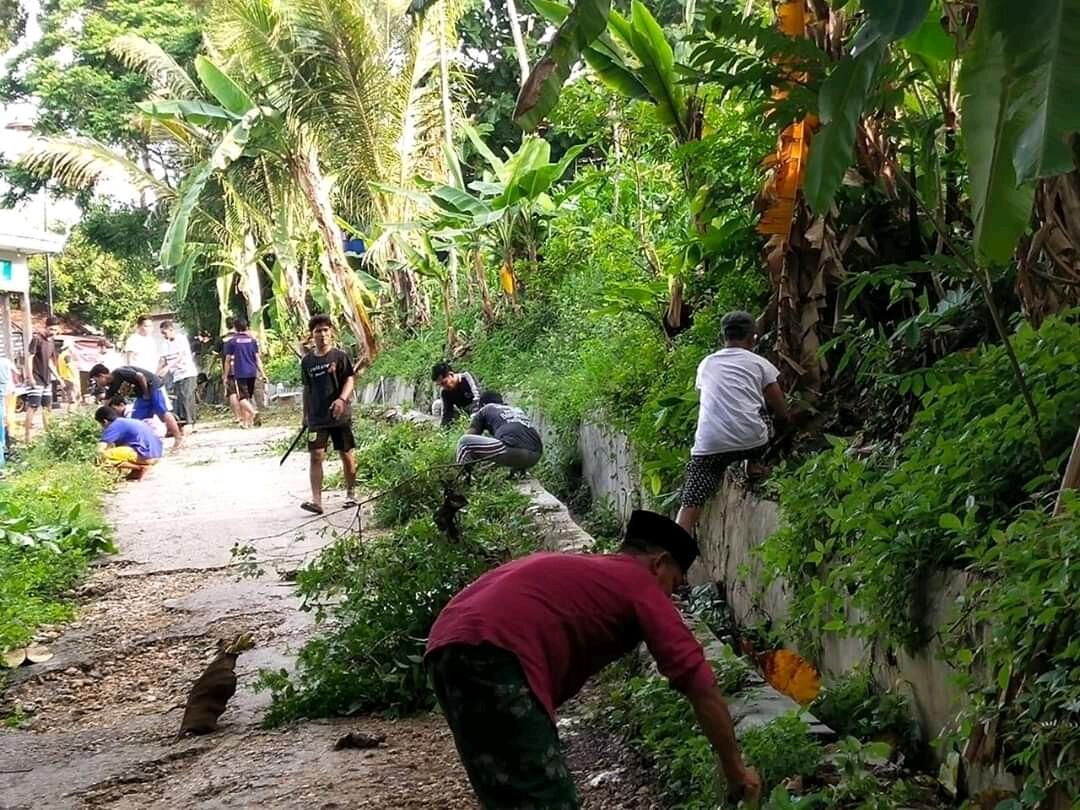 Bersih-bersih Saluran Air, Oleh Pemuda Demi Warga