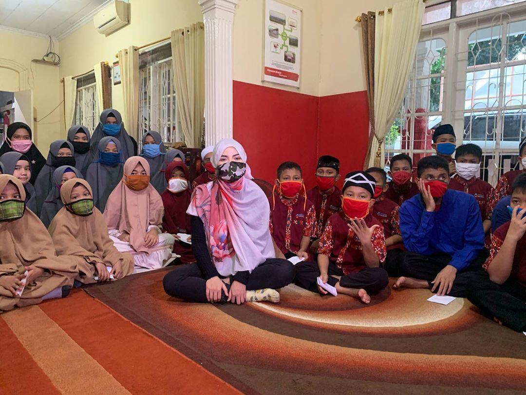 Terlihat Ada Yang Aneh! Dinar Candy Pake Jilbab Saat Buka Bersama Anak Yatim Piatu