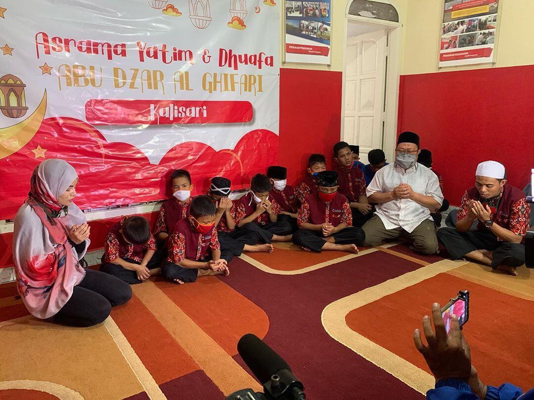 Terlihat Ada Yang Aneh! Dinar Candy Pake Jilbab Saat Buka Bersama Anak Yatim Piatu