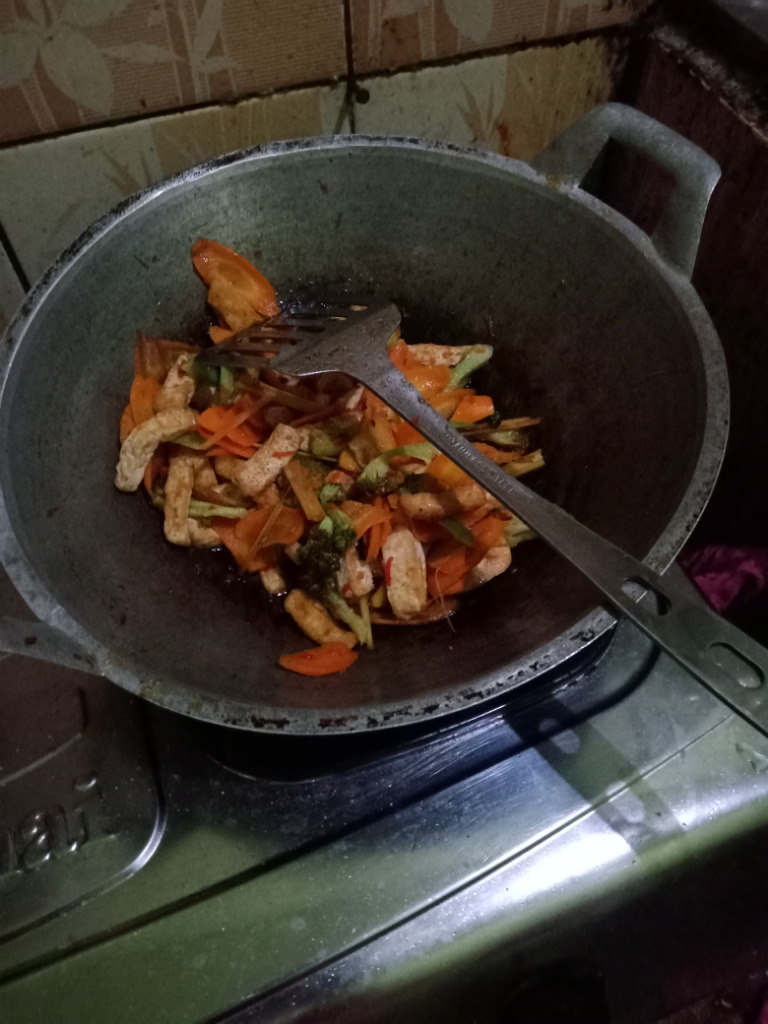 Berbuat Kebaikan Dengan Melakukan Hal-hal Kecil Dan Bermanfaat Di Dalam Rumah