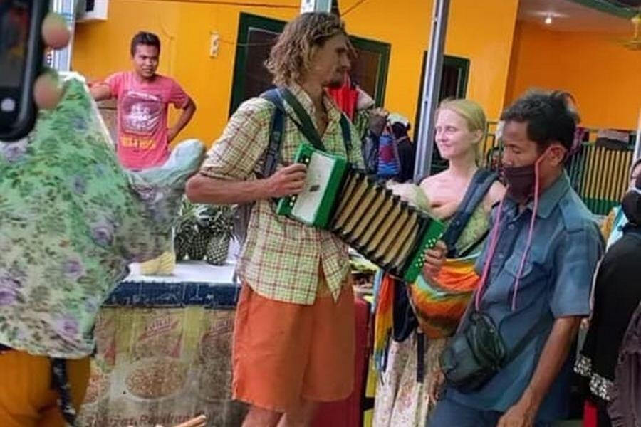 Warga Negara Asing Mengamen di Pasar Kebon Roek