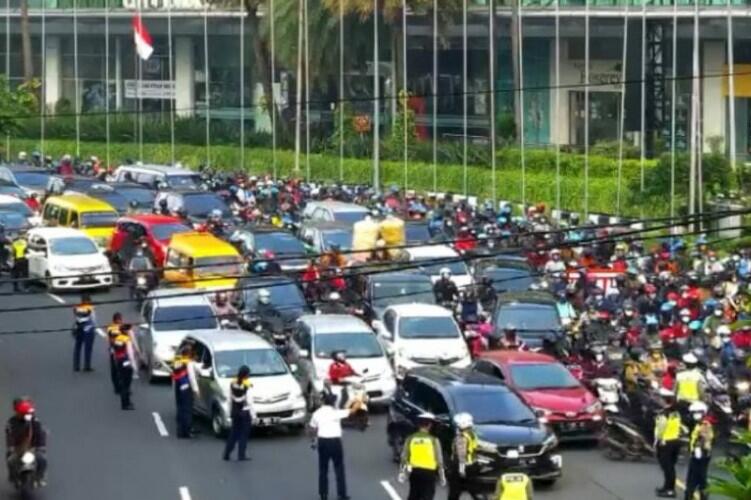 Hari Pertama PSBB Surabaya Raya, Antrean Pengendara Terjadi di Bundaran Waru