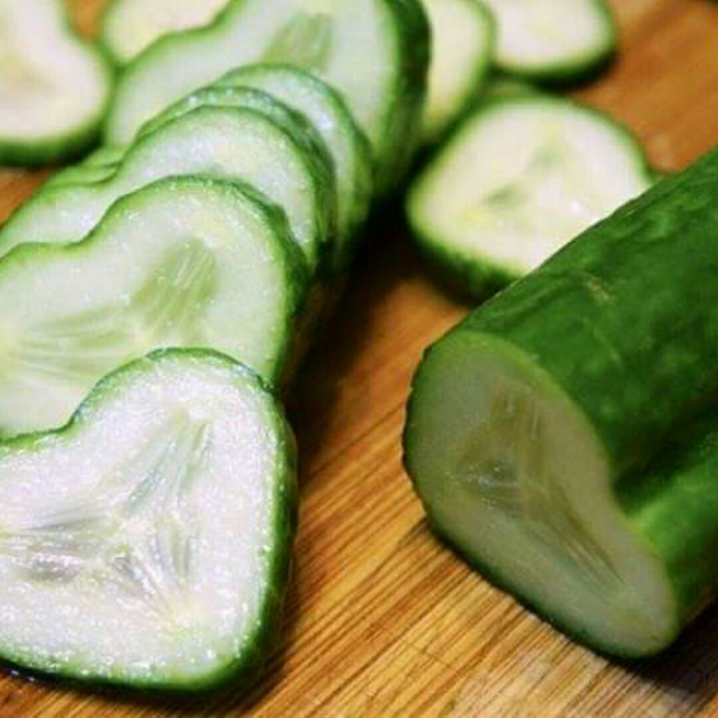 витамины в огурцах. можно ли огурец новорожденному. огурец и маленькая девочка. схема подкормок овощных культур таблица. какие овощи где хранить.