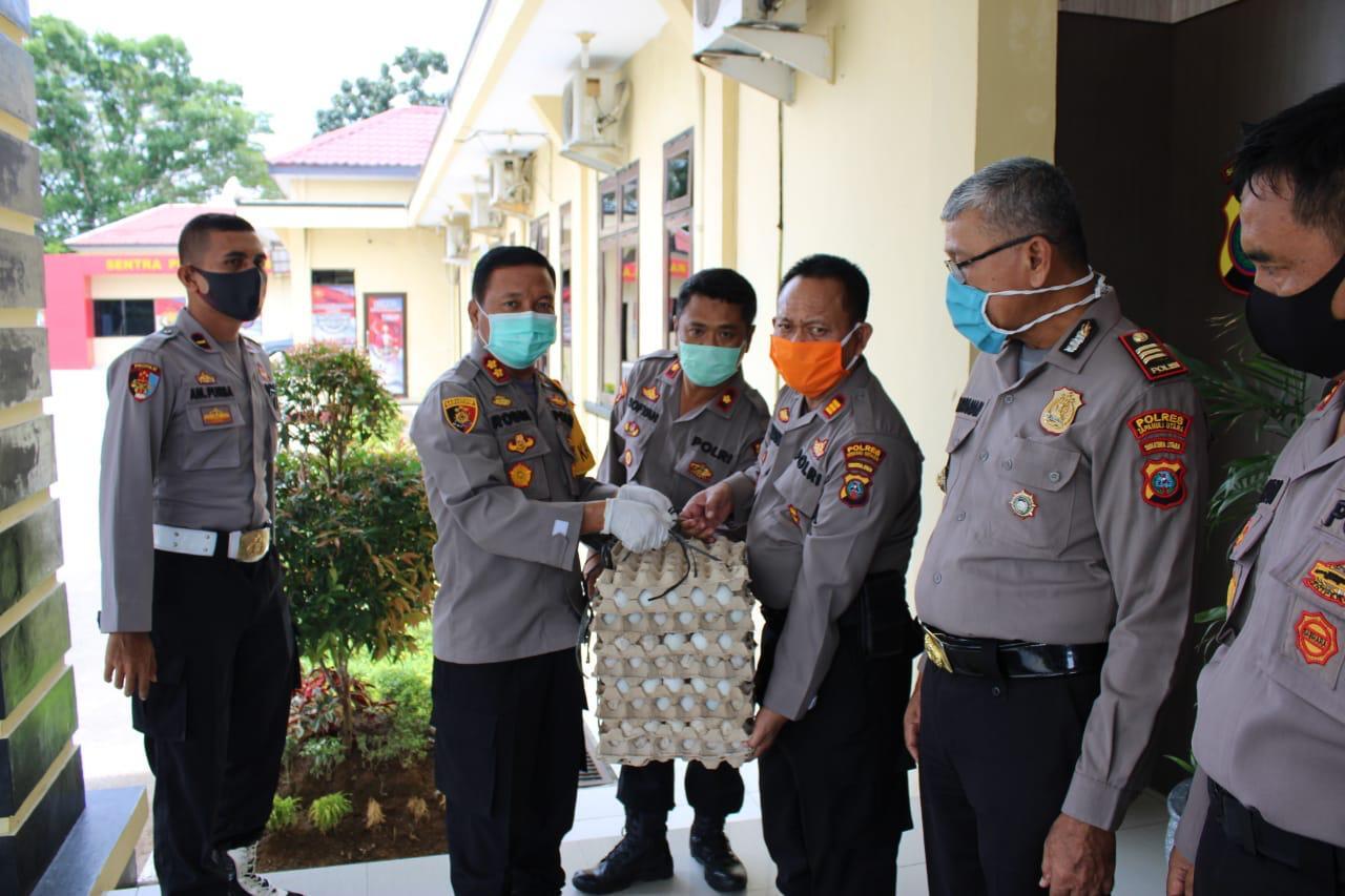 POLISI SERGAI BERIKAN BANTUAN 100 GONI BERAS DAN 3000 BUTIR TELUR