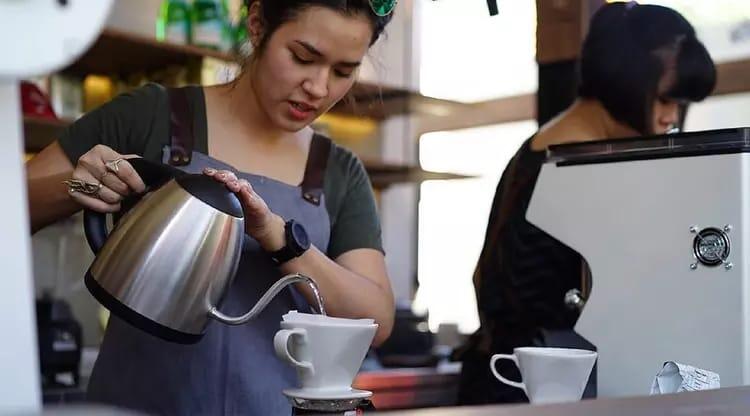 7 Public Figure Ini Mengikuti Trend Berbisnis Kopi Kekinian