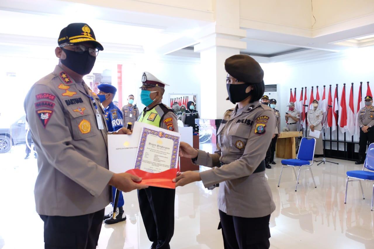Bripda Sartika Sondang Sinaga Mendapatkan Piagam Dari Kapolda Sumut