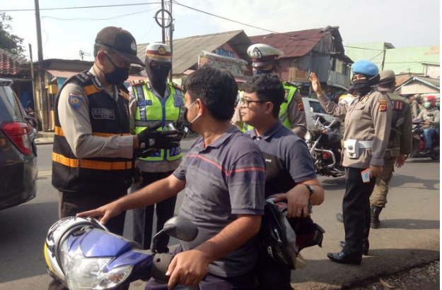 Polisi di Kabupaten Bogor Tegur Pelanggar PSBB dengan Bacakan Al-Qur'an